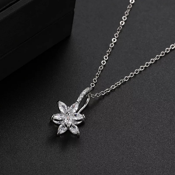 Jewelry - Elegant Sparkling Flower Necklace